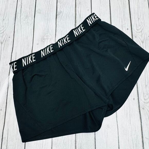 Nike Women's One Dri Fit Mid Rise Black Shorts Size XLg - Picture 1 of 3